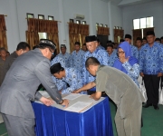 PELANTIKAN DAN PENGAM BILAN SUMPAH PEJABAT PIMPINAN TINGGI PRATAMA , ADMINISTRATOR DAN KEPALA SEKOLAH DI LINGKUNGAN PEMERINTAH DAERAH KABUPATEN TOJO UNA-UNA TAHUN 2017